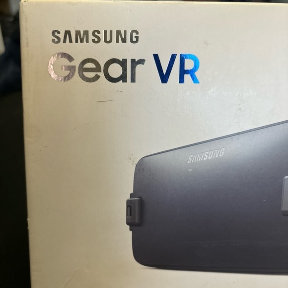 Samsung SM-R323NBKAXAR Gear VR - Brand New (Box opened to check contents only) - Picture 3 of 13